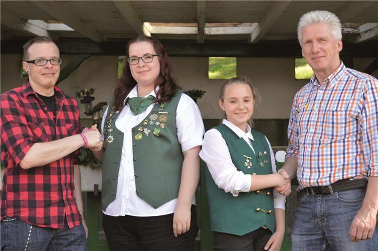 Die neuen Prinzessinnen: Jungschützenprinzessin Nadine Decroupet mit René Heck (li.) und die neue Schülerprinzessin Katharina Zimperfeld mit Thomas Pieper (re.).