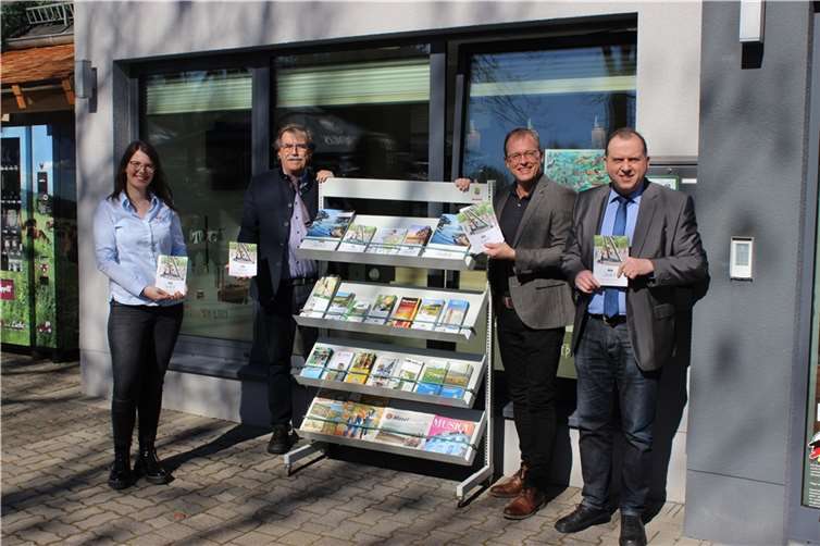 Die neuen Prospekte sind zur Mitnahme in der Tourist-Info Maria Laach erhältlich“, von links: Lea Port (Tourist-Info Maria Laach), Bürgermeister Klaus Bell, Jörg Lempertz, Johannes Bell.  Foto: Vulkanregion Laacher See
