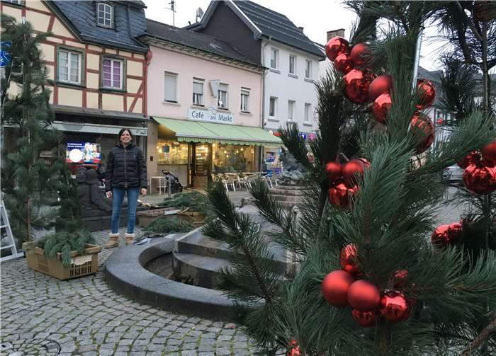 Die neuen Pyramidenelemente für den Sinziger Sternenzauber am Markt fanden regen Anklang so Melanie Andres von der Aktivgemeinschaft. Fotos: privat