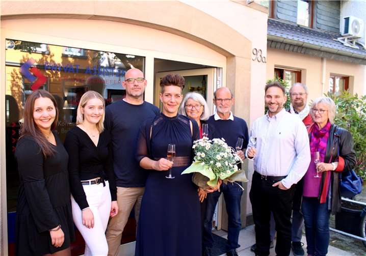 Die neuen Räumlichkeiten von PRIVAT ASSISTENZ Ariane Schaefer (Vierte von links) befinden im Herzen von Oberwinter in der Hauptstraße 93 A.  Foto: DU