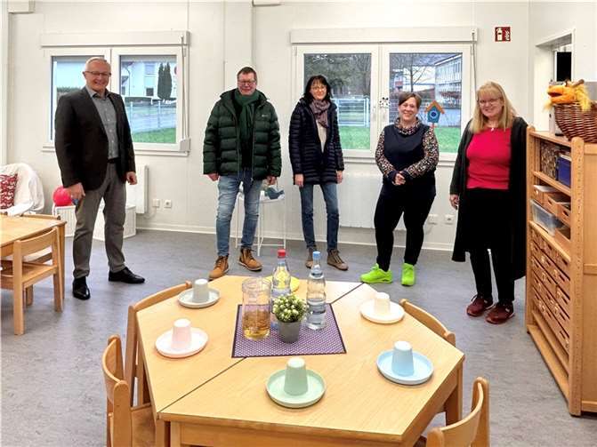 Die neuen Räumllichkeiten besichtigten (v.l.n.r.): Landrat Achim Hallerbach, Ortsbürgermeister Martin Lerbs, Nina Maurer (Kita gGmbH), Daniela Laux (Erzieherin) und Christiane Kurtenbach (Erzieherin).  Foto: Pierre Fischer