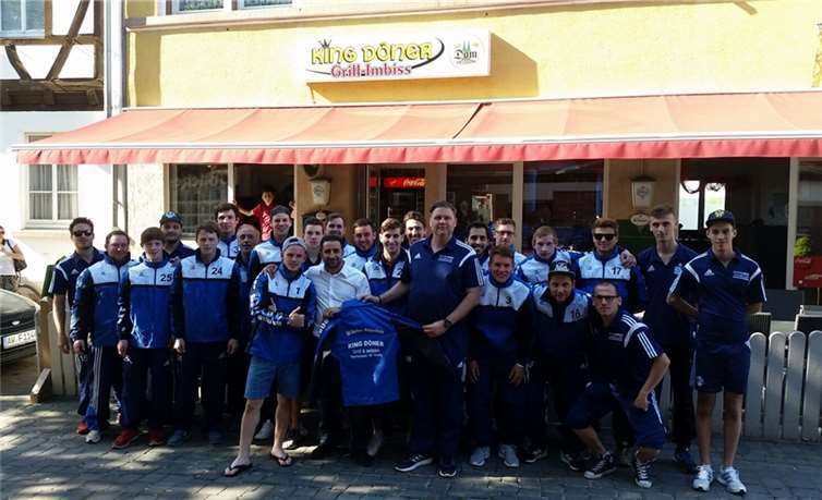 Die neuen Regenjacken der erste Mannschaft SG Bachem/Walporzheim.Privat