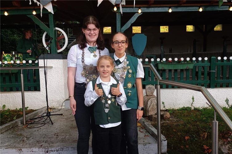 Die neuen Remagener Nachwuchsmajestäten: Lena (vorne), Jana (hinten links) und Julia (hinten rechts).
