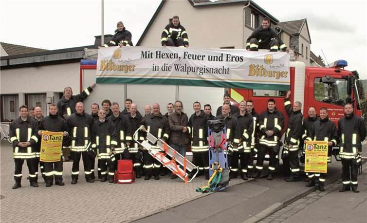 Die neuen Rettungstragen wurden an die Feuerwehr übergeben.  -BL-