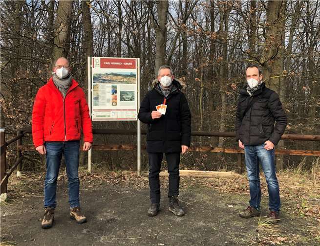 Die neuen Schilder sind da: Damit Wanderer den Streuobstwiesenweg zukünftig als Traumpfad erleben können, legt der neue Wegepate Friedhelm Göron (Mitte) unterstützt von Wegemanger Matthias Irle (re.) und Michael Schwippert von der Rhein Mosel Eifel Touristik (REMET) Hand an und ändert insbesondere die Markierung.Foto: Verbandsgemeinde Weißenthurm