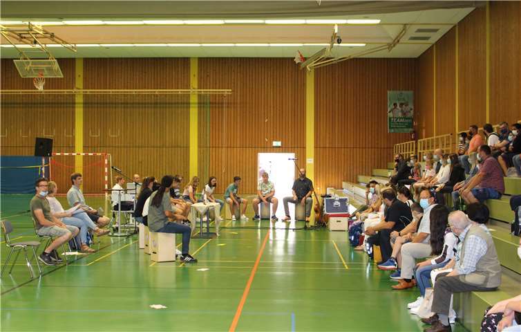 Die neuen Schüler, Lehrer und Eltern bei der Einschulungsfeier. Foto: privat