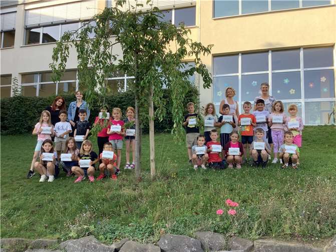 Die neuen Schüler der Grundschule Pfarrer-Bechtel Mendig bekamen gefüllte Brotdosen geschenkt.  Foto: privat
