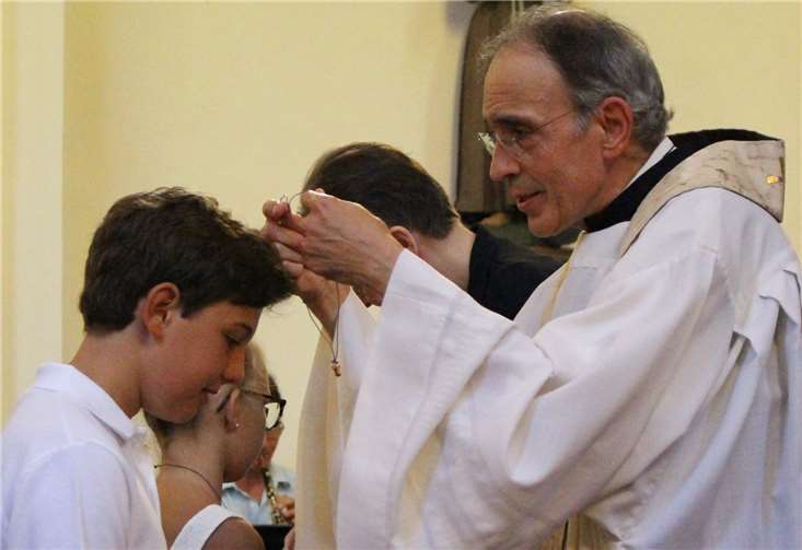 Die neuen Schüler erhielten eine Kette mit Tau-Anhänger.