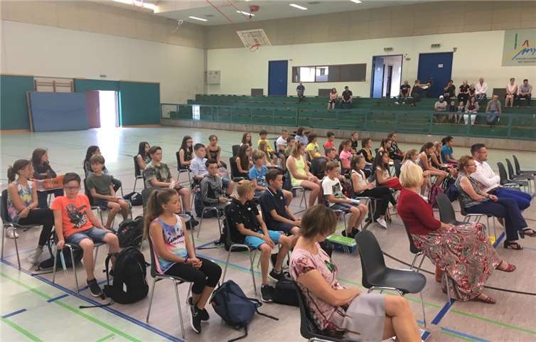 Die neuen Schüler wurden in der Sporthalle begrüßt. Foto: privat