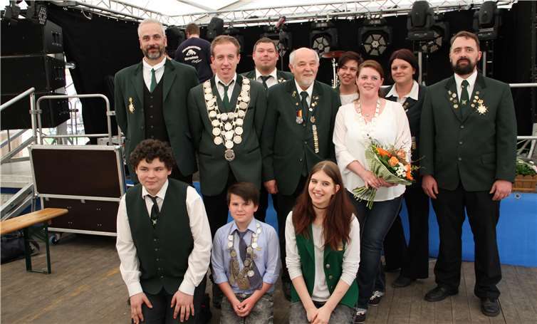 Die neuen Schützenkönige: v..L. Karl - Heinz Behrendt, König LukasGroh, 2. Vorsitzender Sascha Groh, Walther Klemenz, Susanne Majer,Königin Sabrina Schaust, Christiane Majer, 1. Vorsitzender Carsten Majer Unten : Matthias Böhm, Jungschützenkönig Justin Talaiko, Leonie Berger