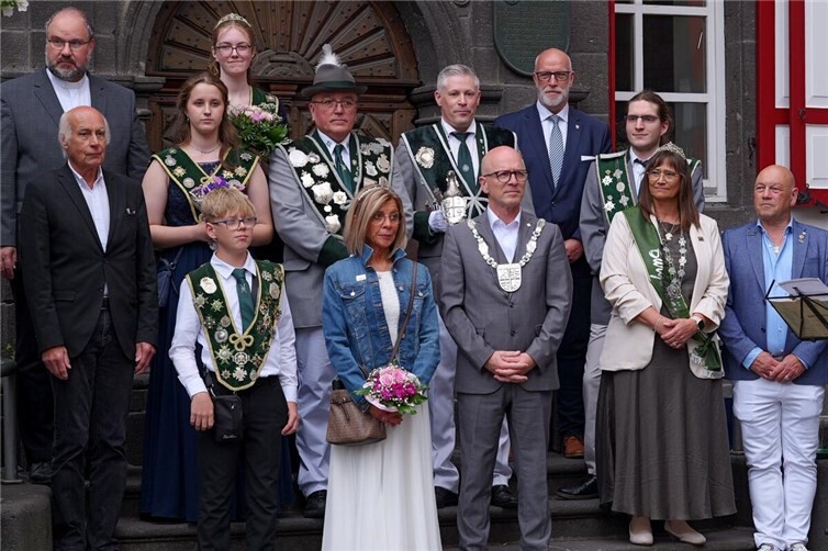 Die neuen Schützenmajestäten mit den Ehrengästen