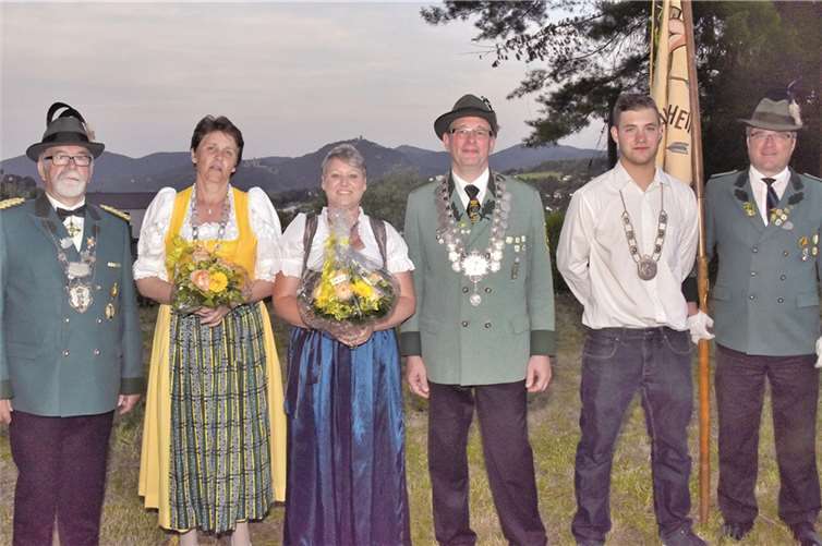 Die neuen Schützenmajestäten von Niederbachem. V.l.: Brudermeister Wilhelm Ippendorf, seine Frau Roswitha ist die Schützenliesel, König Andreas Löllgen und seine Frau Karin, Prinz Stephan Bachem und 1. Fähnrich Michael Warning.JOST