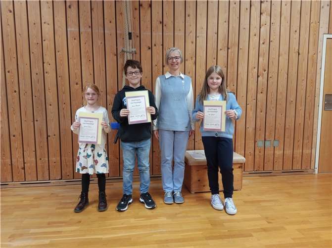 Die neuen Schulengel mit Schulsozialarbeiterin Frau Grubich. Foto: GS