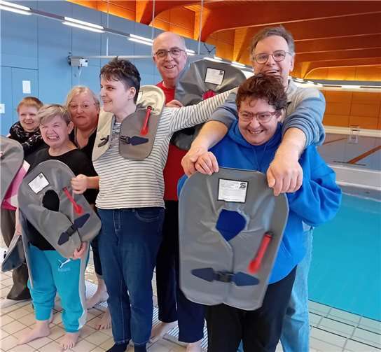 Die neuen Schwimmkragen. Foto: Regine Herbert