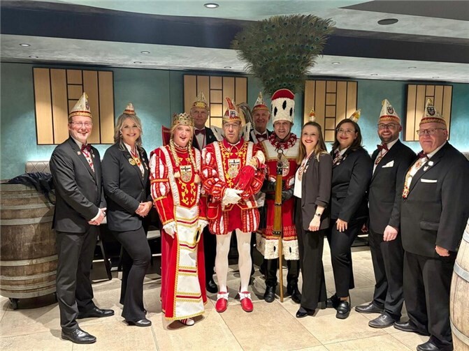 Die neuen Senatorinnen/Senatoren mit dem Dreigestirn, ihren Adjutanten und Senatspräsident Joe Platz (1. rechts). Foto: privat