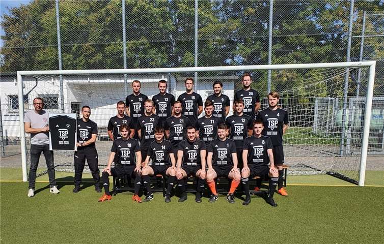 Die neuen Shirts sind nicht nur beim Aufwärmen zu sehen, sondern auch eingerahmt bei Tonis. Foto: privat