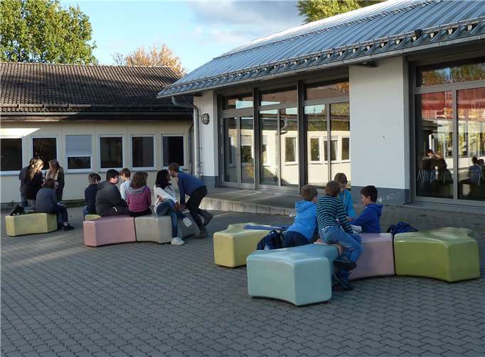 Die neuen Sitzgelegenheiten wurden sofort in Beschlag genommen. privat