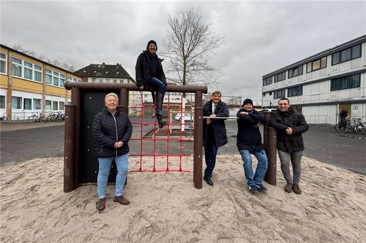 Die neuen Spielgeräte bieten den Kindern die Möglichkeit, auch die neugewonnenen Freunde aus der Schule und der Kita mitzubringen. (v.l.n.r. Bürgermeisterin Ulrike Mohrs; Cordula Simmons und Dr. Johann Christian Meier, Else Schütz Stiftung; Oliver Stracke, Stadt Koblenz; Muhammet Demirtas, Herstellerfirma der Spielgeräte).  Fotos: Stadt Koblenz/ Mandy Steffens