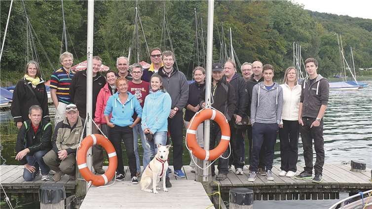 Die neuen Sportbootführer freuen sich über die bestandene Prüfung.  Privat