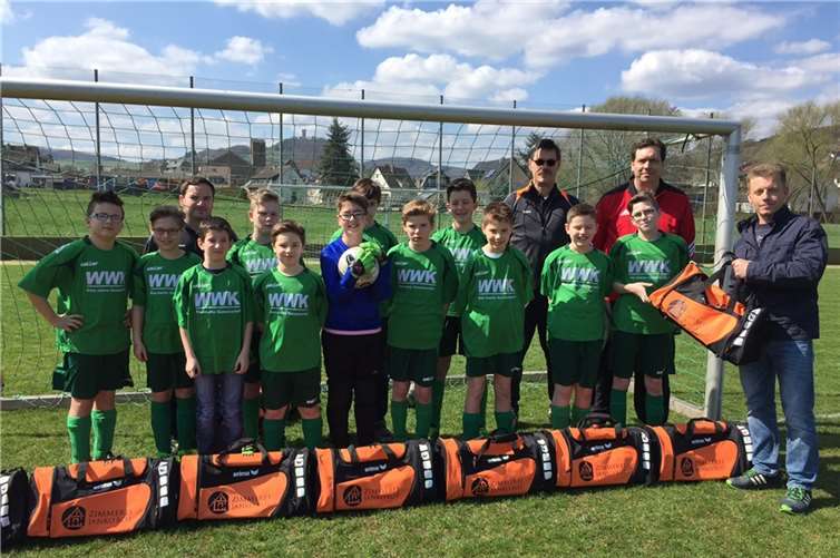 Die neuen Sporttaschen, gesponsort von der Zimmerei Janko Rot, konnten den jungen Fußballern der JSG Nieder-/Oberzissen vor dem letzten Heimspiel übergeben werden. privat