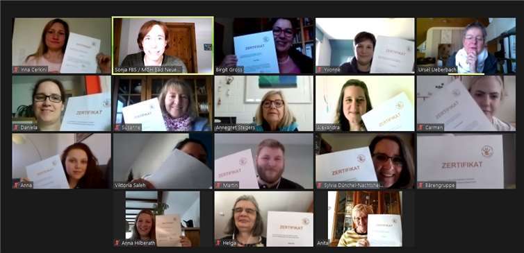 Die neuen Sprachförderkräfte mit ihrem Zertifikat, die beiden Dozentinnen Annegret Stegers und Ursel Ueberbach sowie Sonja Wuttke von der Familienbildungsstätte.Fotos: privat