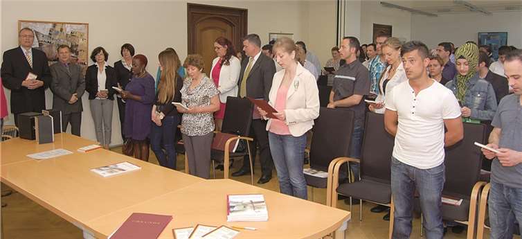 Die neuen Staatsbürger beim Singen der Deutschen Nationalhymne.