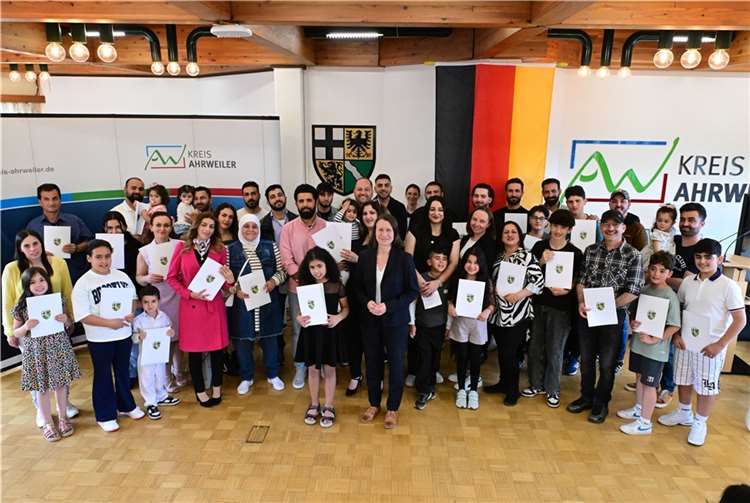 Die neuen Staatsbürgerinnen und -bürger kommen aus den Ländern Aserbaidschan, dem Iran, dem Kosovo, dem Libanon, Marokko, Syrien, Tunesien, der Türkei und Ungarn.  Foto: Gausmann / Kreisverwaltung Ahrweiler
