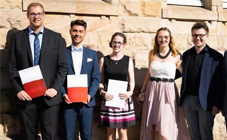Duales Studium zum Diplom- Finanzwirt startet mit Praxisphase Die neuen Steuerinspektorinnen und Steuerinspektoren bei der Diplomierungsfeier: (v.li.) Matthias Huhn, Daniel Krämer, Tamara Schmitt, Celina Göbel, Ken Keiper, Kurt Kolles (Ausbildungsleiter).