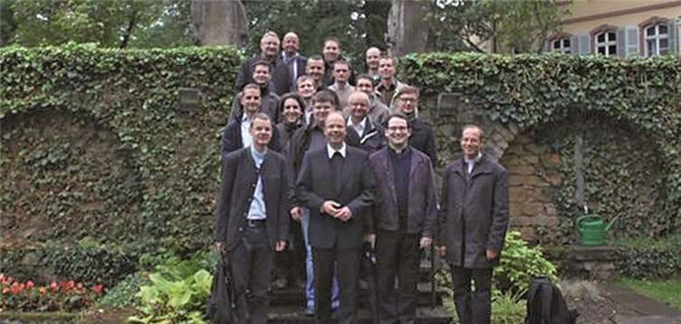 Die neuen Studenten mit Bischof Dr. Ackermann und den Mitgliedern des Seminarkollegiums im Garten des bischöflichen Hauses in Trier: v.li. Regens Msgr. Dr. Michael Bollig, Bischof Dr. Stephan Ackermann, Subregens Dr. Manuel Schlögl, Spiritual Dr. Christian Hartl, Marco Leonhart (Bistum Augsburg), Andreas Maier (Erzbistum Freiburg) Guido Funke (Bistum Erfurt), Andreas Jauss (Bistum Rottenburg-Stuttgart), Robert Knezevic (Erzbistum Köln), Br. Elias Godderis OFMCap. (Kapuziner Münster), Dominik Stehl (Erzbistum Bamberg), Sascha Heinrich (Erzbistum Paderborn), Klaus Dahlmanns (Bistum Aachen), Alexander Herb (Bistum Rottenburg-Stuttgart), Viktor Schefer (Erzbistum Paderborn), Daniel Baldus (Bistum Essen), Jörg Tanger (Bistum Speyer), Ernst Willenbrink (Bistum Münster), Markus Nowag (Bistum Essen). privat