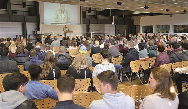 Die neuen Stuidierenden werden in einer Einführungsfeier begrüßt. privat