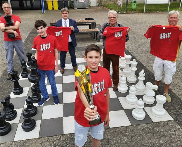 Die neuen T-Shirts brachten beim Bezirksfinale Glück. Johannes Bida (AG-Leiter - v.li.n.re.), Gabriel Miloloza (Schüler der AG), Thomas Grebel (Leiter Filialvertrieb der Sparda-Bank Koblenz), Peter Bida (Schüler der AG), Uwe Frings (Vorsitzender des Fördervereins des Johannes-Gymnasiums) und Edgar Benz (AG-Leiter).Foto: privat
