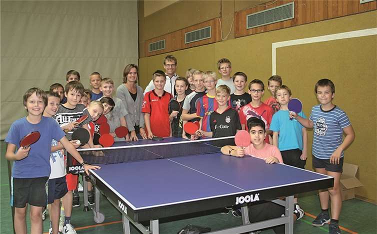 Die neuen Tischtennisplatten wurden sofort von zahlreichen Schülern eingenommen.privat