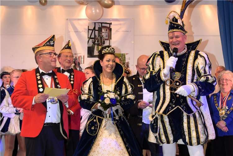 Die neuen Tollitäten, Prinz Christian I. und Prinzessin Steffi I., wurden von Ortsvorsteher Kurt Brozio in der vollen Dorfhalle proklamiert.