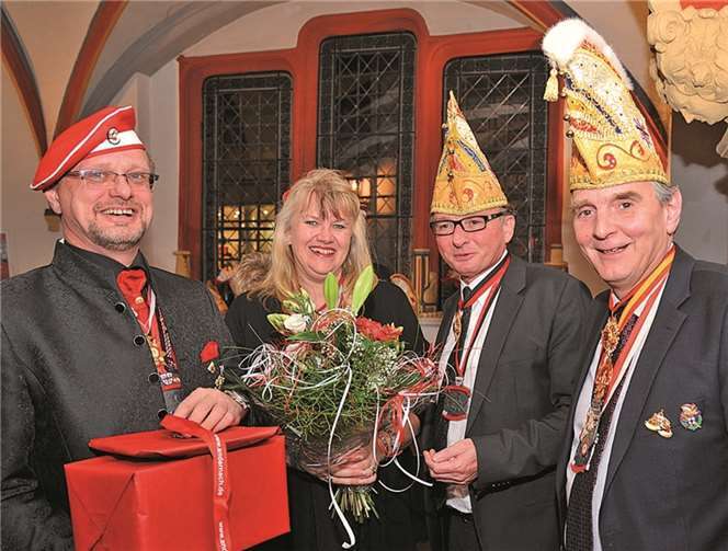 Die neuen Tollitäten, Prinz Michael I. und Prinzessin Claudia II., wurden von Oberbürgermeister Achim Hütten (2. von rechts) und Bürgermeister Claus Peitz empfangen. Stadt Andernach/Maurer