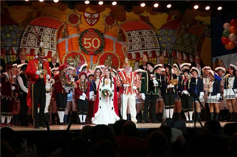 Die neuen Tollitäten samt Gefolge auf der Bühne in der Stadthalle Lahnstein.