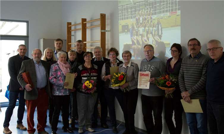 Die neuen Träger der CTG Ehrennadeln in Gold und Silber mit den Mitgliedern des Vorstandes. Michael Castor