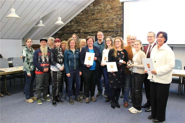 Die neuen Träger des Ehrenamtspreises der Stadt Sinzig mit ihren Unterstützern nach der Preisverleihung im Sitzungssaal des Rathauses.  Foto: GS