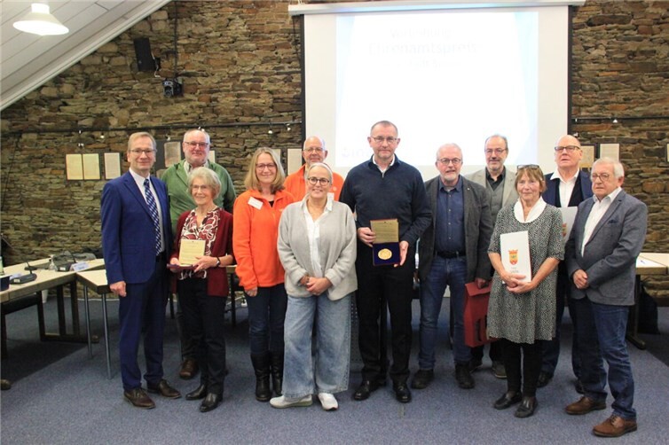 Die neuen Träger des Ehrenamtspreises der Stadt Sinzig mit Bürgermeister Andreas Geron (links) im Sitzungssaal des Rathauses.  Foto: GS