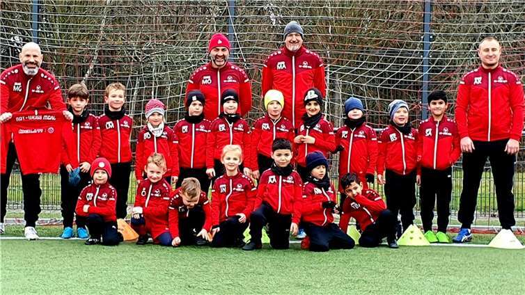 Die neuen Trainingsanzüge sind ein echter Hingucker. Quelle: SV Rot-Weiß Merl