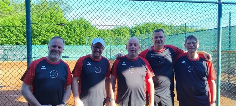 Die neuen Trikots der Ü50-Mannschaft.  Foto: privat