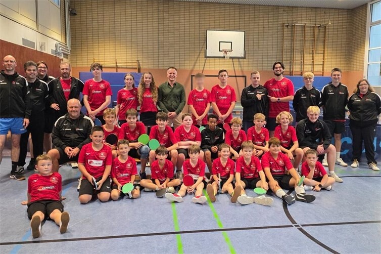 Die neuen Trikots und Trainingsanzüge
