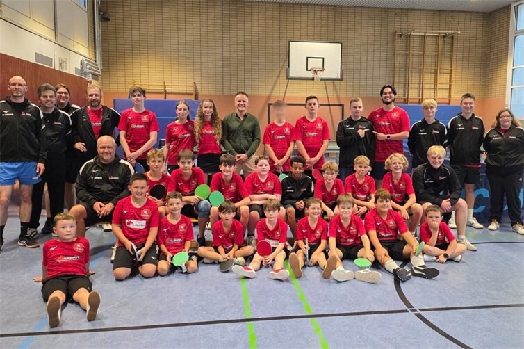 Die neuen Trikots und Trainingsanzüge.