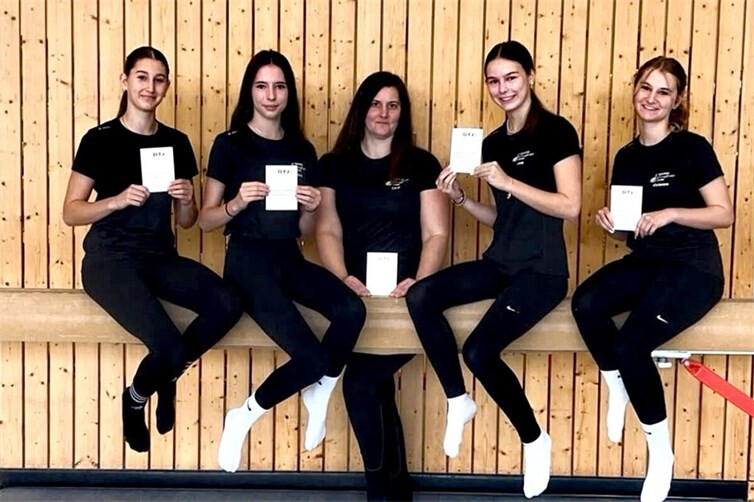 Die neuen Übungsleiter-Assistentinnen beim Geräteturnen.