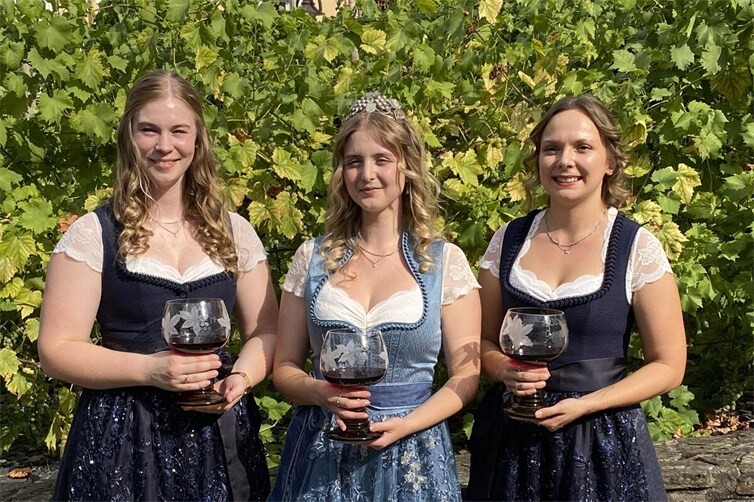 Die neuen Unkeler Weinmajestäten werden die Gäste im Weindorf begrüßen. 