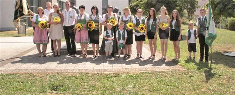 Die neuen Urbarer Schützenmajestäten: Schützenkönig Alexander Schwickert mit seiner Königin Celine, Damenkönigin Irene Herrmann, Schülerprinzessin Annika Grezla, Jungschützenkönigin Genia Boehm, mit ihren Adjutanten. -AND-