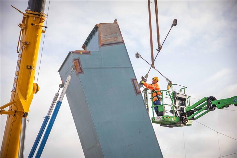 Die neuen V-Pfeiler wurden in Millimeterarbeit von einem Mobilkran eingehoben.