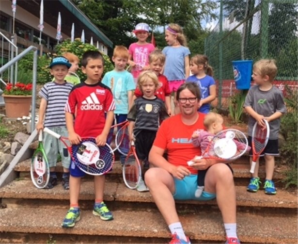 Die neuen Vereinsmitglieder mit ihren ersten eigenen Tennisschlägern.privat