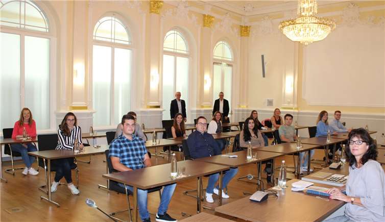 Die neuen Verwaltungsmitarbeiter und Erzieherinnen wurden im Rathaus begrüßt. Foto: DU