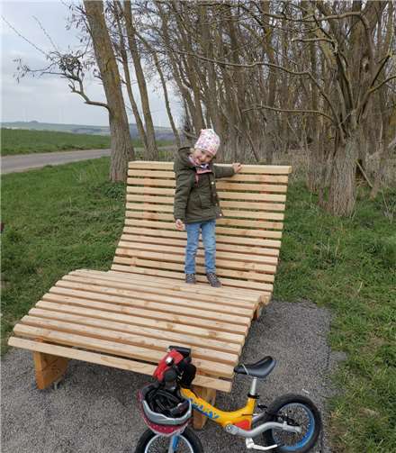 Die neuen Waldsofas in Zettingen sind bei Jung und Alt beliebt und laden zum Verweilen ein. Foto: Westenergie