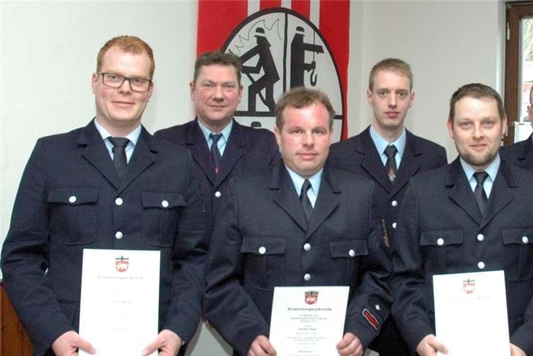 Die neuen Wehrführer und Stellvertreter (vorne v.l.): Christof Wehren (FFW Wimbach), Torsten Astor (FFW Kaltenborn), Thomas Sonntag (FFW Pomster), Bürgermeister Guido Nisius, Wehrleiter Dieter Merten, stellvertretender Kreisfeuerwehrinspekteur Gerhard Oelsberg, stellvertretende Wehrführer; (hinten v.l.): Jürgen Ullrich (FFW Antweiler) und Ingo Schmitt (FFW Meuspath).